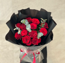15 Classic Red Roses